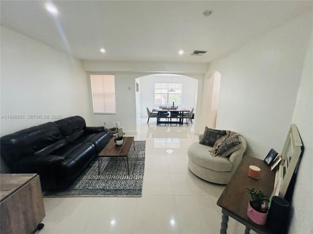 Home for rent at 10963 NW 87th Ln 10963 - photo 7526243