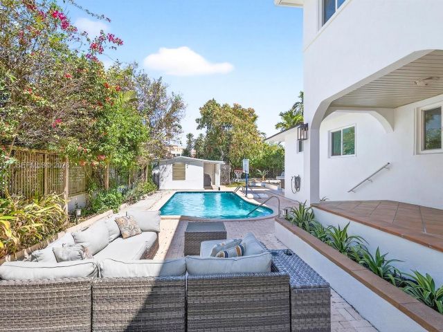 Home for sale at 2431 SW 4th St - photo 7526906