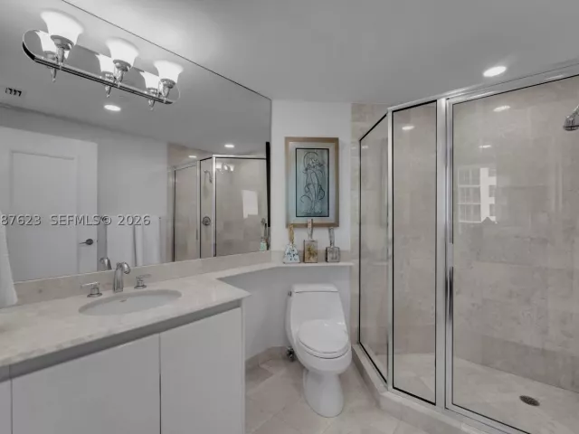 3-bedroom condo for rent in Miami Beach - 1455 Ocean Dr 909 - MondialRealty