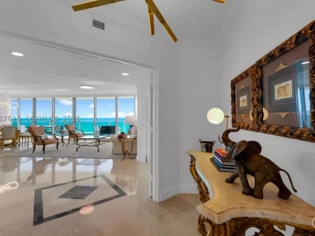 3-bedroom condo for rent in Miami Beach - 1455 Ocean Dr 909 - MondialRealty
