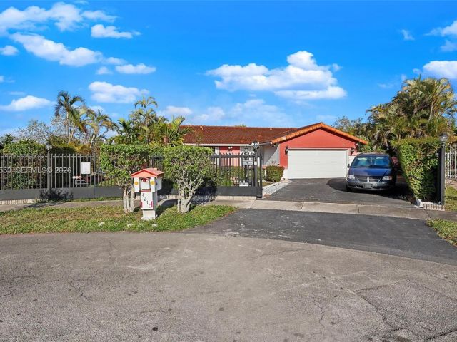 Home for sale at 4210 SW 134th Ave - photo 7526956