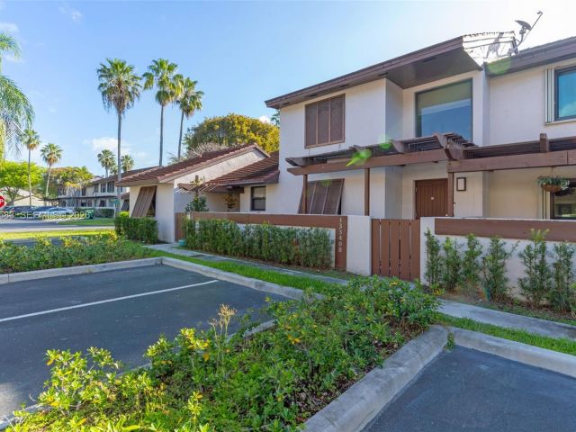 3-bedroom home for sale in Miami - 13340 SW 91st Ter B - MondialRealty