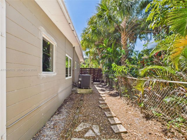 Home for rent at 1632 SW 28th Ave 0 - photo 7526767