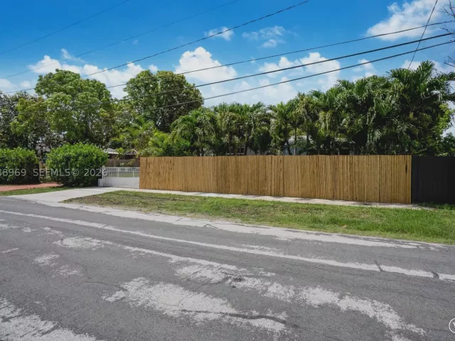 5-bedroom home for rent in Hallandale Beach - 113 SW 2nd St - MondialRealty
