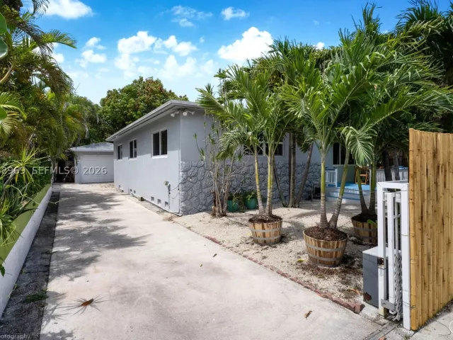 5-bedroom home for rent in Hallandale Beach - 113 SW 2nd St - MondialRealty
