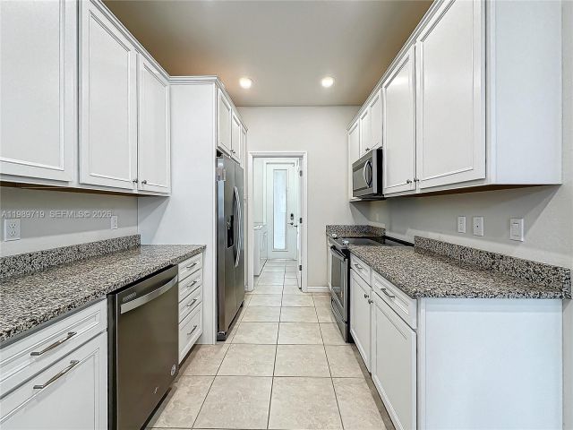 Home for rent at 1240 Eucalyptus Dr 4 - photo 7528696