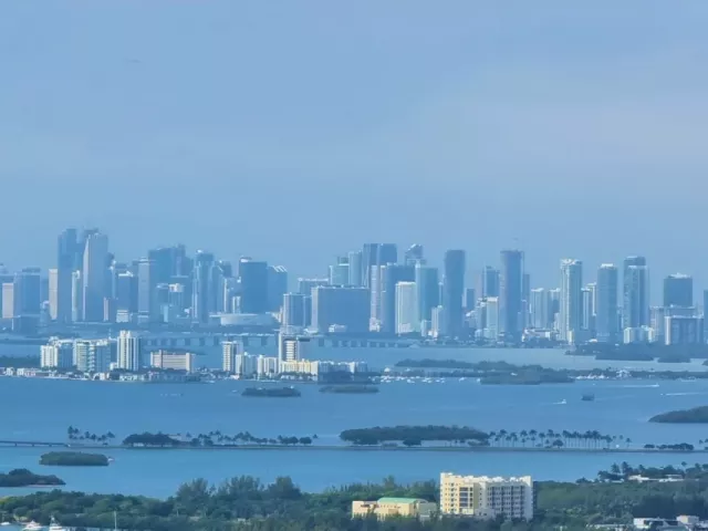 2-bedroom condo for sale in Sunny Isles Beach - 18975 Collins Ave 5105 - MondialRealty