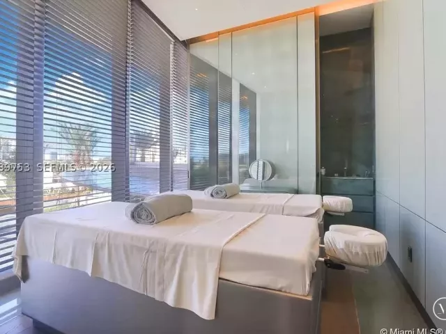 2-bedroom condo for sale in Sunny Isles Beach - 18975 Collins Ave 5105 - MondialRealty