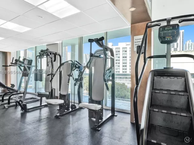 2-bedroom condo for rent in Miami - 31 SE 5th St 1110 - MondialRealty