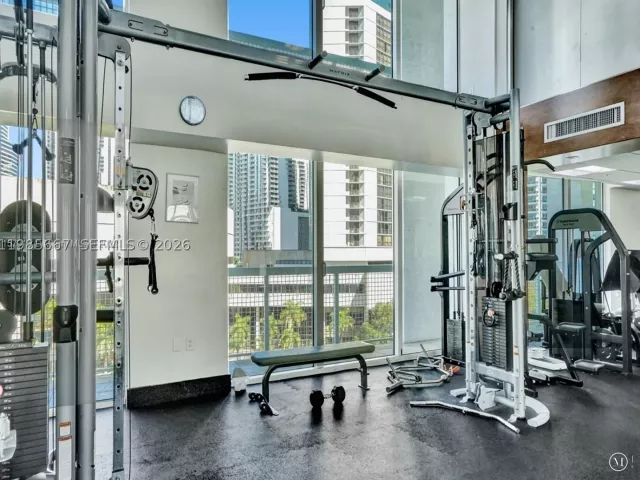 2-bedroom condo for rent in Miami - 31 SE 5th St 1110 - MondialRealty