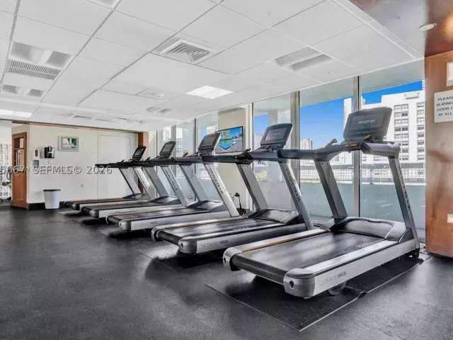 2-bedroom condo for rent in Miami - 31 SE 5th St 1110 - MondialRealty