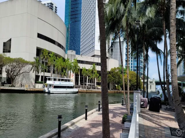 2-bedroom condo for rent in Miami - 31 SE 5th St 1110 - MondialRealty