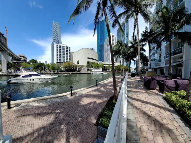 2-bedroom condo for rent in Miami - 31 SE 5th St 1110 - MondialRealty