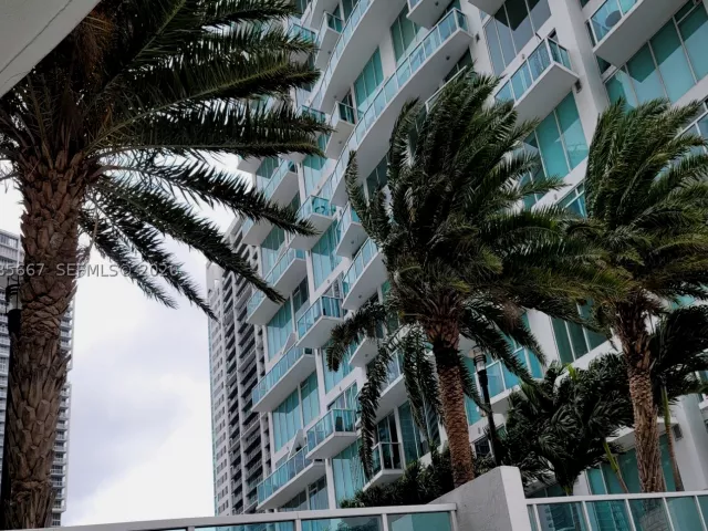 2-bedroom condo for rent in Miami - 31 SE 5th St 1110 - MondialRealty