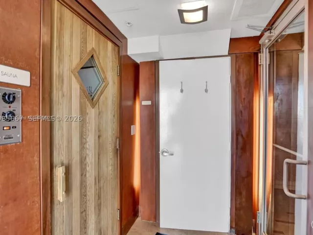 2-bedroom condo for rent in Miami - 31 SE 5th St 1110 - MondialRealty