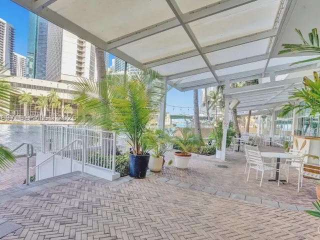 2-bedroom condo for rent in Miami - 31 SE 5th St 1110 - MondialRealty
