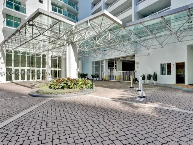 2-bedroom condo for rent in Miami - 31 SE 5th St 1110 - MondialRealty