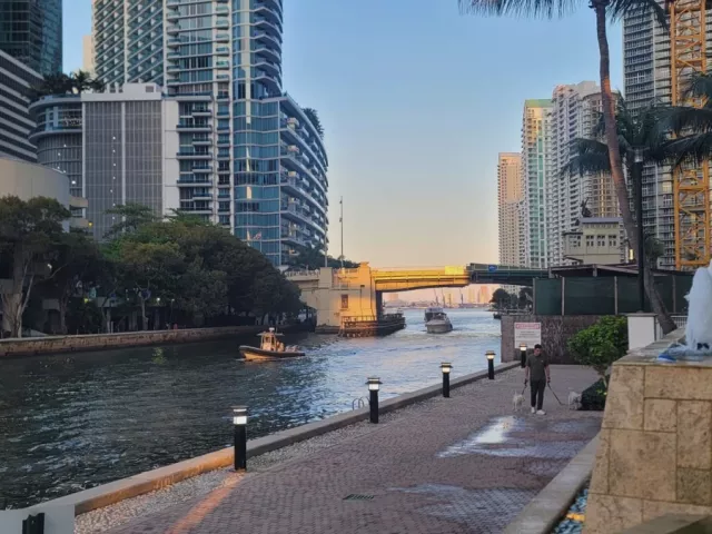 2-bedroom condo for rent in Miami - 31 SE 5th St 1110 - MondialRealty