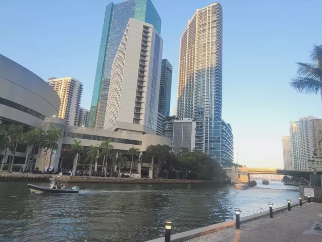 2-bedroom condo for rent in Miami - 31 SE 5th St 1110 - MondialRealty