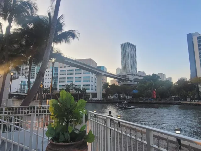 2-bedroom condo for rent in Miami - 31 SE 5th St 1110 - MondialRealty