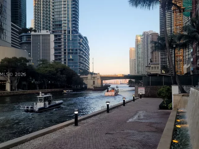 2-bedroom condo for rent in Miami - 31 SE 5th St 1110 - MondialRealty