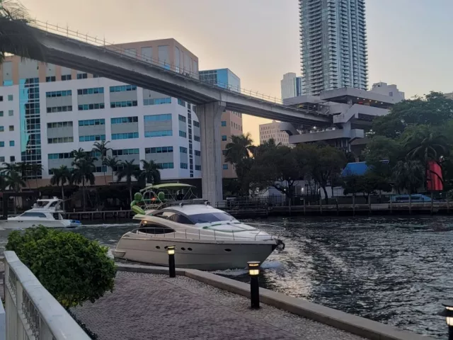 2-bedroom condo for rent in Miami - 31 SE 5th St 1110 - MondialRealty