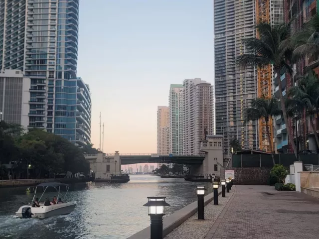 2-bedroom condo for rent in Miami - 31 SE 5th St 1110 - MondialRealty