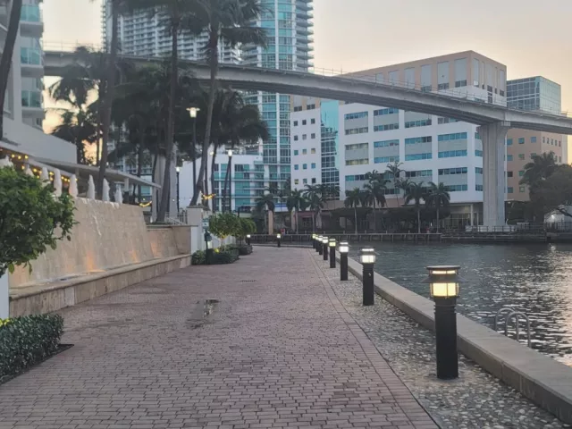 2-bedroom condo for rent in Miami - 31 SE 5th St 1110 - MondialRealty