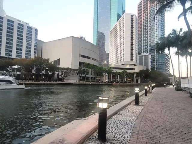 2-bedroom condo for rent in Miami - 31 SE 5th St 1110 - MondialRealty