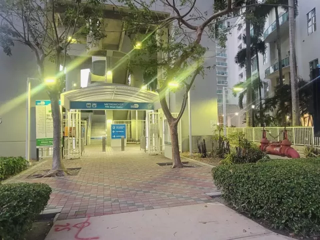 2-bedroom condo for rent in Miami - 31 SE 5th St 1110 - MondialRealty