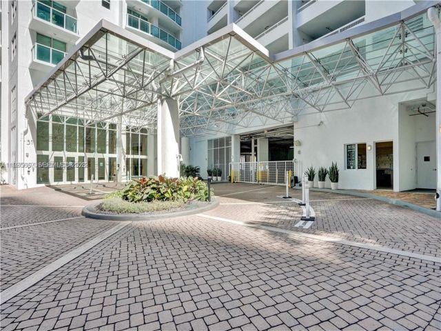2-bedroom condo for rent in Miami - 31 SE 5th St 1110 - MondialRealty