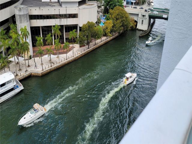 2-bedroom condo for rent in Miami - 31 SE 5th St 1110 - MondialRealty