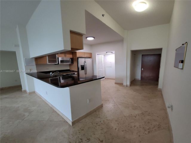 2-bedroom condo for rent in Miami - 31 SE 5th St 1110 - MondialRealty