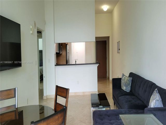 2-bedroom condo for rent in Miami - 31 SE 5th St 1110 - MondialRealty