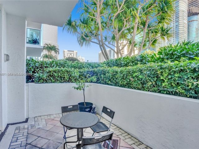2-bedroom condo for rent in Miami - 31 SE 5th St 1110 - MondialRealty