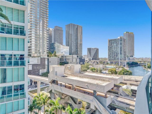 2-bedroom condo for rent in Miami - 31 SE 5th St 1110 - MondialRealty