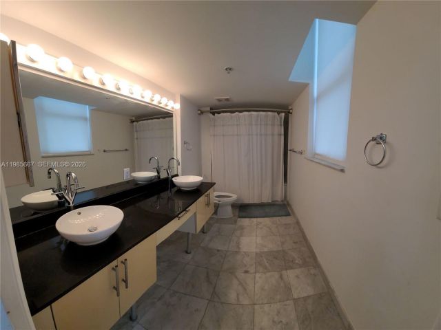 2-bedroom condo for rent in Miami - 31 SE 5th St 1110 - MondialRealty