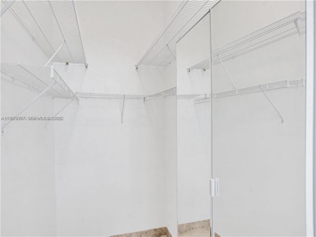 2-bedroom condo for rent in Miami - 31 SE 5th St 1110 - MondialRealty