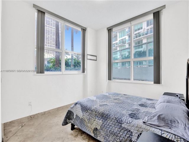 2-bedroom condo for rent in Miami - 31 SE 5th St 1110 - MondialRealty