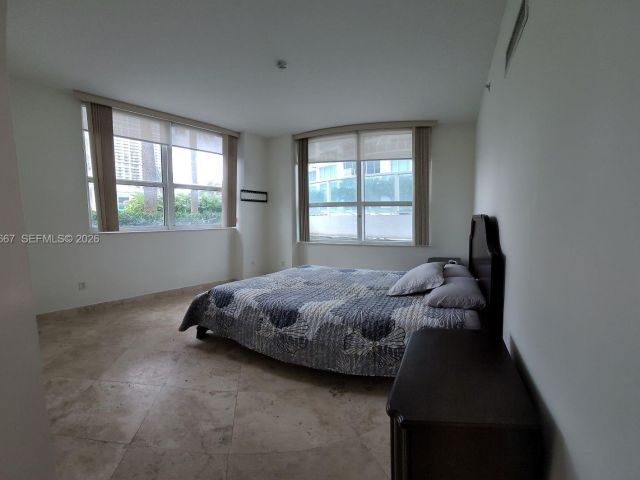 2-bedroom condo for rent in Miami - 31 SE 5th St 1110 - MondialRealty
