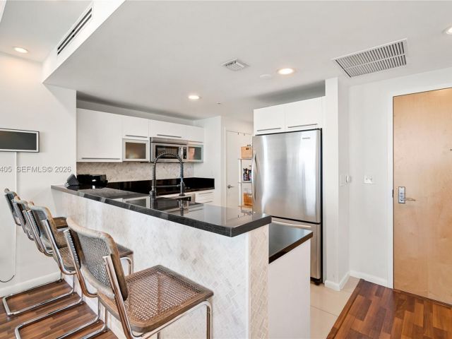 Apartment for rent  Unit #1703 - photo 7534300