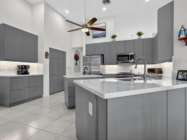 5-bedroom home for sale in Pembroke Pines - 1845 NW 139th Ter - MondialRealty