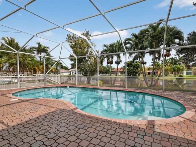 5-bedroom home for sale in Pembroke Pines - 1845 NW 139th Ter - MondialRealty