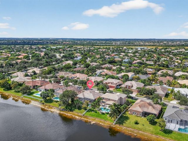 5-bedroom home for sale in Pembroke Pines - 1845 NW 139th Ter - MondialRealty