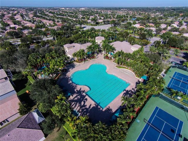 5-bedroom home for sale in Pembroke Pines - 1845 NW 139th Ter - MondialRealty