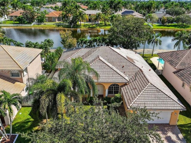5-bedroom home for sale in Pembroke Pines - 1845 NW 139th Ter - MondialRealty