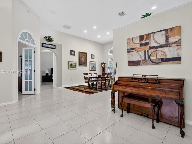 5-bedroom home for sale in Pembroke Pines - 1845 NW 139th Ter - MondialRealty