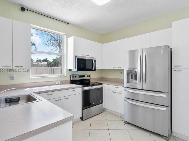 3-bedroom home for sale in Pembroke Pines - 15462 NW 14th Ct - MondialRealty