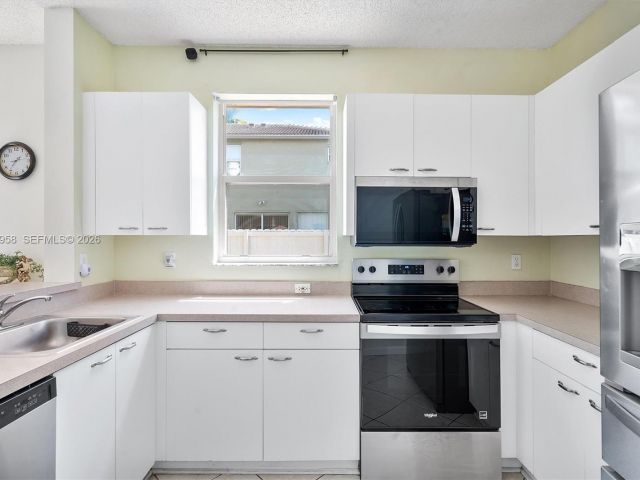 3-bedroom home for sale in Pembroke Pines - 15462 NW 14th Ct - MondialRealty