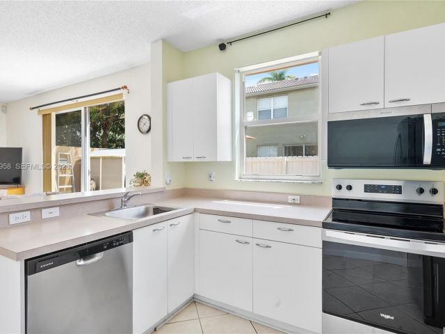 3-bedroom home for sale in Pembroke Pines - 15462 NW 14th Ct - MondialRealty